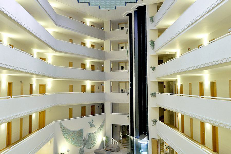 نمایی از داخل هتل که طبقات و اتاق ها را نشان می دهد